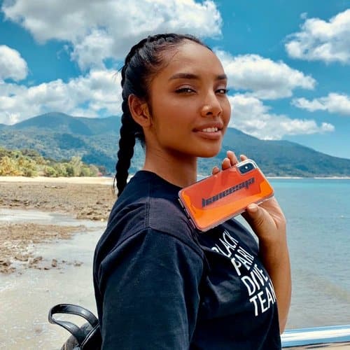Customer at the beach with an orange GALADO case