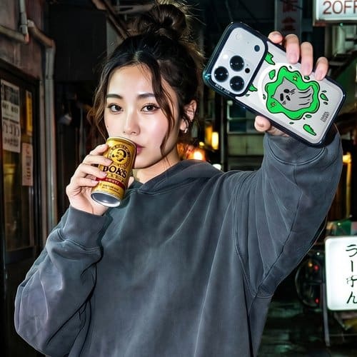 Customer in the city with a Meowffice GALADO case