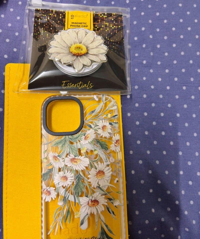 Farah Latifi - Blush Cosmos MagSafe Phone Grip photo review